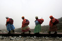 Kobiety z ludu Ajmara wspinają się w Andach