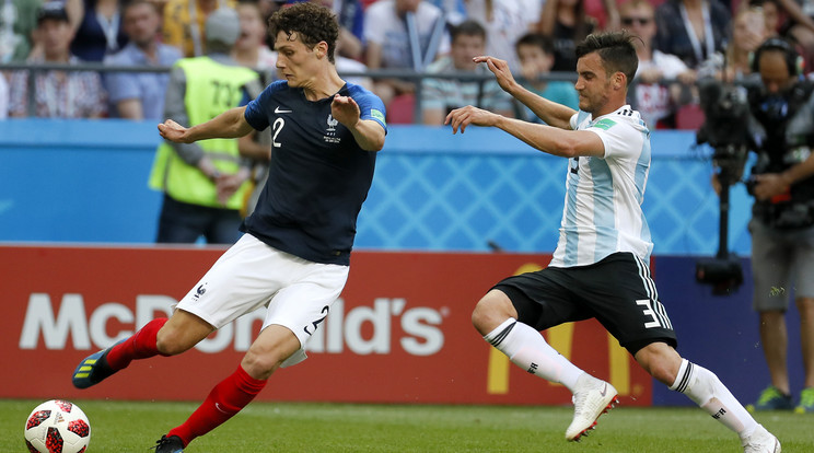 Pavard (balra) varázslatos bombagólt vágott az argentinok kapujába /Fotó: MTI/EPA/ Yuri Kochetkov