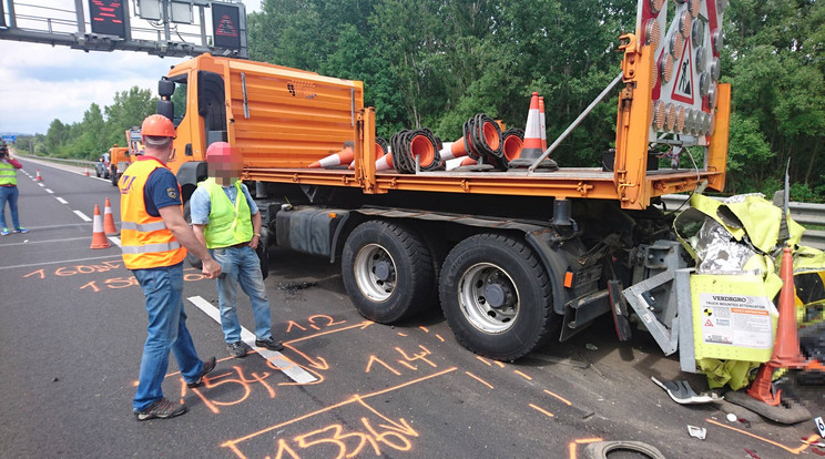 Kamion csapódott az útkarbantartók kocsijába / Fotó: Blikk