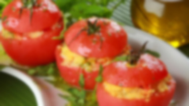Pomidory faszerowane kaszą kuskus z serem feta i świeżą miętą