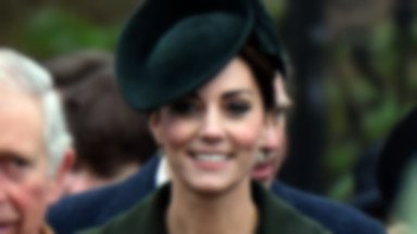 Księżna Kate z brytyjską rodziną królewską wracają z mszy