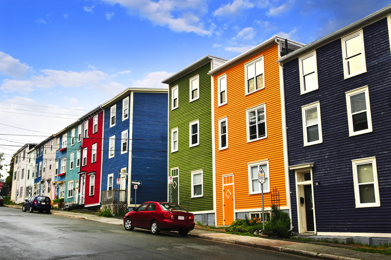 Ulica z kolorowymi domkami w St. John’s, Nowa Fundlandia, Kanada