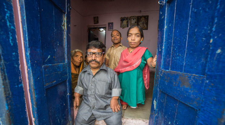 Ram Raj Chauhan (53) és családja /Fotó: Northfoto