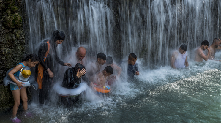 Muszlimok és zsidók a Sakhne Park vízesésében fürdenek, a Gan HaShlosha Nemzeti Park (Ki Park) közelében, Észak-Izraelben - Fotó: MTI/EPA/Jim Hollander
