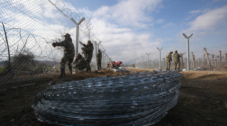 Folytatódik a kerítés építése / Fotó: MTI