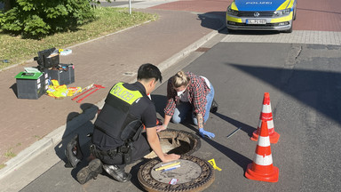 Spod pokrywy kanalizacji doszło wołanie. Dziecko przeżyło tam osiem dni 