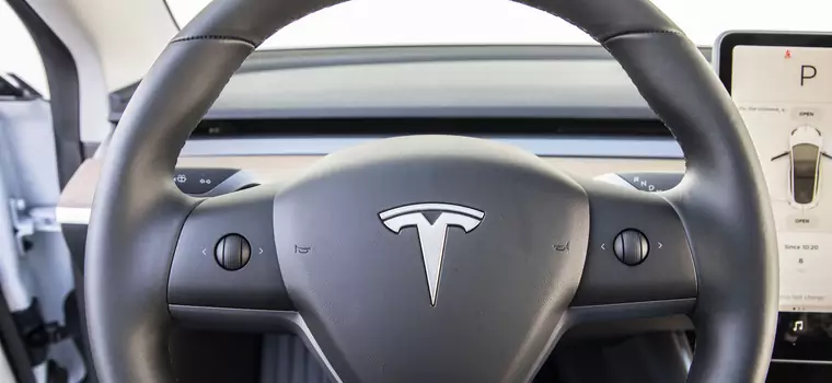 Tesla uczy się jeździć samodzielnie po rondzie [Wideo]
