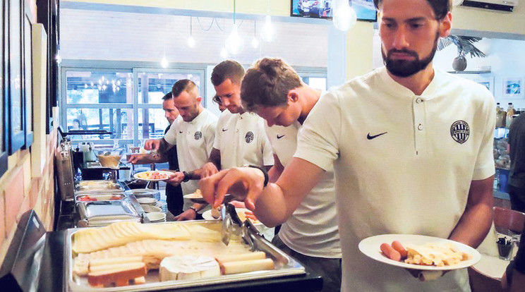 Holczer Ádám (jobbról), Dibusz Dénes, Varga Roland, Lovrencsics Gergő és a többi ferencvárosi is számíthat étkezési tanácsadó segítségére /Fotó: Facebook