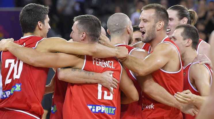 A győztes magyar csapat örül a férfi kosárlabda Európa-bajnokság C csoportjában játszott Románia - Magyarország mérkőzés végén Kolozsváron 2017. szeptember 5-én. A magyar válogatott 80-71-re győzött/Fotó: MTI - Czeglédi Zsolt