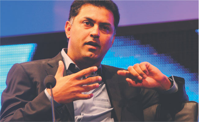 Nikesh Arora z Google podkreśla, że firma płaci partnerom około 6 mld dol. na 20 mld dol. zarabianych na reklamie Fot. Bloomberg