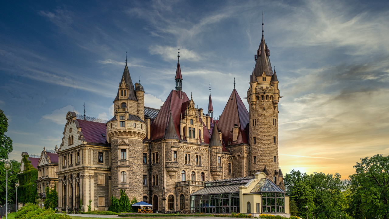 Najsłynniejsze zamki i pałace. Pomysł na majówkę w Polsce