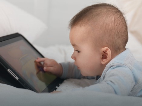 Od najranijeg uzrasta deci dajemo tablete i mobilne telefone, a to nikako nije dobro