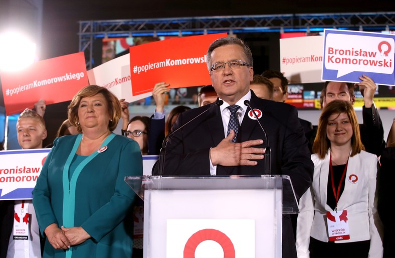 Ubiegający się o reelekcję prezydent Bronisław Komorowski (C) z małżonką Anną (L) podczas wieczoru wyborczego w sztabie w Warszawie