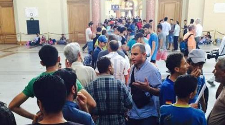 Káosz a Keletiben! Több száz menekült próbál feljutni a Münchenbe tartó vonatra