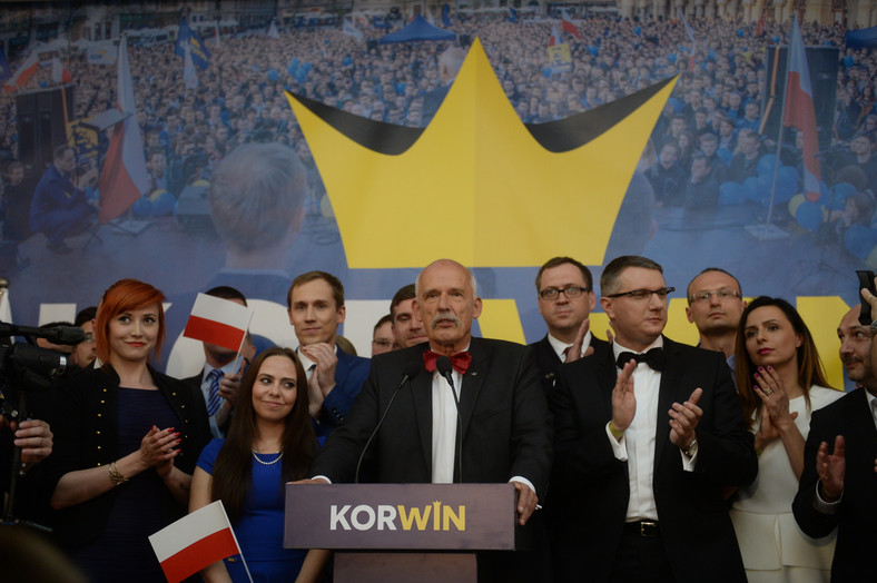 Janusz Korwin-Mikke w swoim sztabie podczas wieczoru wyborczego w Warszawie