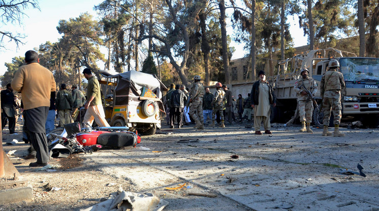 Öngyilkos merénylő motorral nekihajtott a konvojnak és felrobbantotta magát / Fotó: MTI