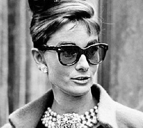 Koty - Audrey Hepburn jako Holly Golightly w „Śniadaniu u Tiffanny’ego” nie rozstawała się z przeciwsłonecznymi wayfarerami typu „kocie oczy”