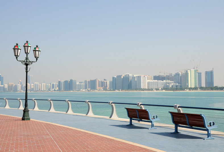 Promenada w Abu Dhabi, Zjednoczone Emiraty Arabskie. Fot. Shutterstock.