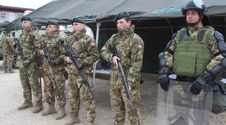 Mesterlövész és tömegoszlatásra kiképzett katona is van a misszió tagjai között
