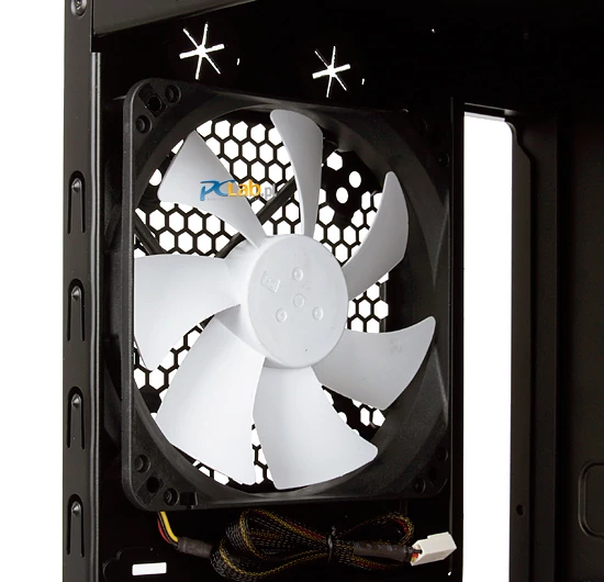 Tylny fabryczny wentylator we Fractal Design Define R2