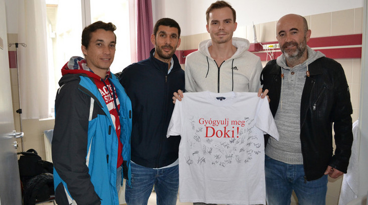 A Loki-tréner Leonel Pontes
 (jobbról) vitte kórházba azt 
a pólót, amellyel csapattársai 
üzentek Zsoltnak