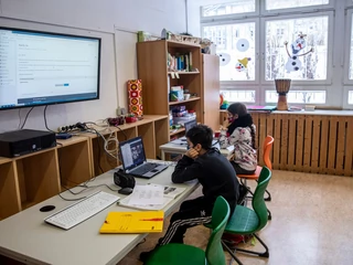 Zdalna lekcja dla części uczniów w szkole podstawowej GutsMuths podczas pandemii koronawirusa, Berlin, 9 lutego 2021 r.