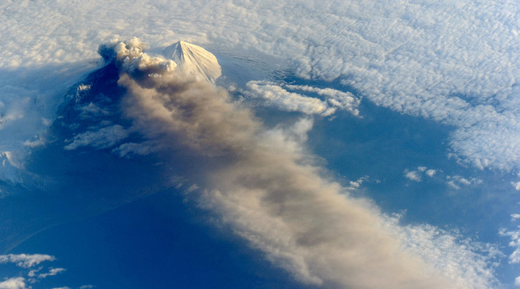 A hamufelhő hatról tizenkét kilométeres magasságig nőtt /Fotó: Northfoto