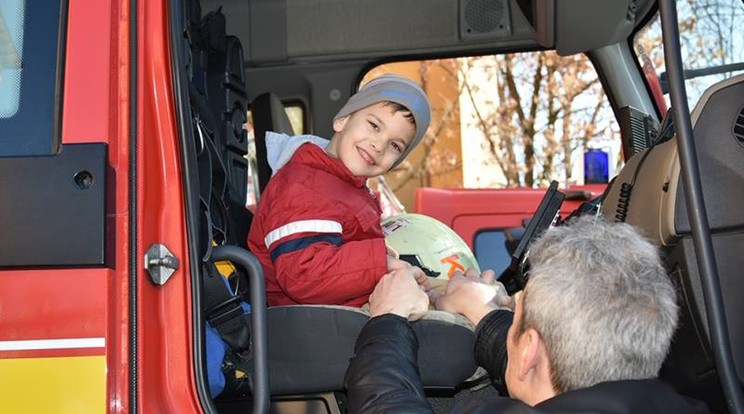 Bőhm Dávid a „nagy piros autóba” is felülhetett a vizit
alkalmával