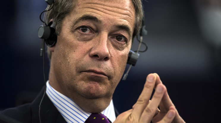 Nigel Farage képviselő az Európai Parlamentben egy felszólalást hallgat /Fotó: AFP