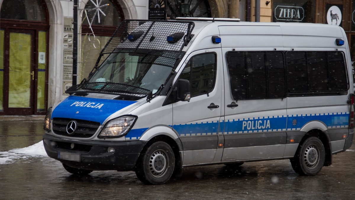 Policja wyjaśnia okoliczności wypadku na warszawskim Targówku. Kierowca nissana potrącił idącą po pasach kobietę. Kiedy ta znalazła się pod samochodem, ruszył i jeszcze raz po niej przejechał. Poszkodowaną spod auta wyciągali strażacy. W ciężkim stanie trafiła do szpitala.