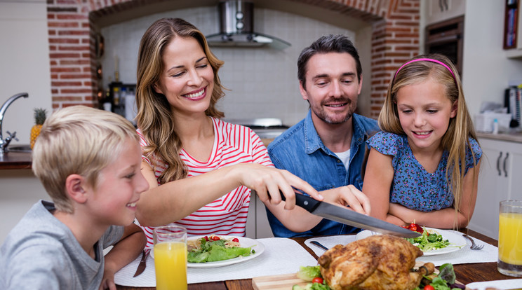 Ne feledjük, a heti egyszeri közös esti étkezés is jobb a semminél /Fotó: Shutterstock