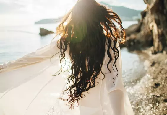 7 sposobów, dzięki którym obudzisz się ze zdrowszymi włosami. Oto sekrety pielęgnacji podczas snu