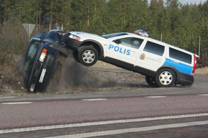 Tak policja łapie bandytów w Szwecji. Super foty!