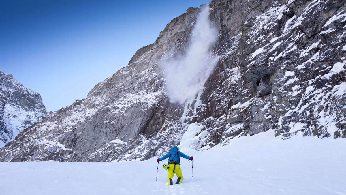 Śnieżna lawina, która zeszła w środę Tatrach w rejonie Mnicha nad Morskim Okiem, porwała troje turystów. Dwoje z nich znalazło się pod śniegiem, ale w porę zostali wydobyci przez trzeciego towarzysza wyprawy - poinformował PAP ratownik dyżurny TOPR.