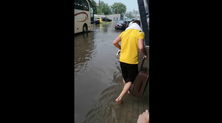 A focista bokáig érő vízben hagyta el a stadiont