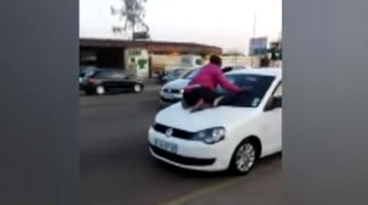 A feleség azért mászott fel az autóra, hogy megakadályozza, hogy férje és annak szeretője elhajtson. Nem sikerült neki.