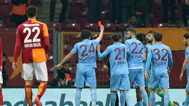 Trabzonspor kończył w siódemkę. Piłkarz pokazał czerwoną kartkę sędziemu