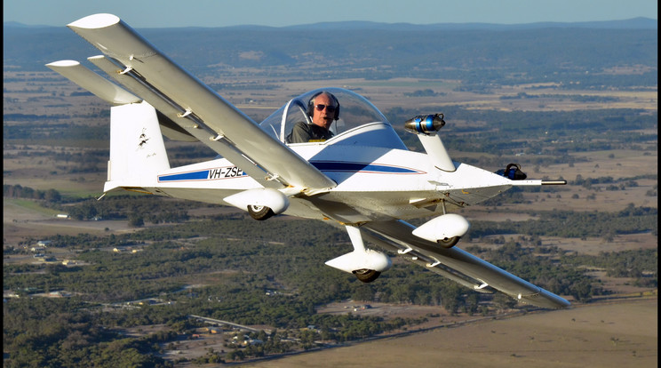 Nyugdíjas pilóta próbálta ki az apró gépet /Fotó: Northfoto