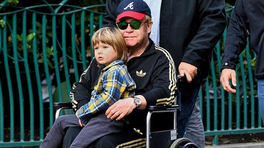 Elton John na wózku! Co się stało?