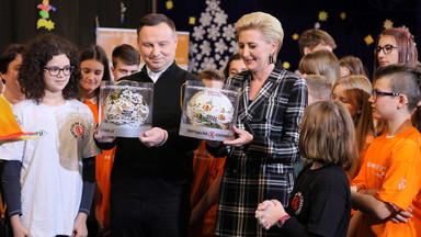 Prezydent Andrzej Duda z małżonką pakowali paczki żywnościowe dla potrzebujących