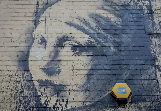 Słynny mural Banksy'ego zmieniony na czas epidemii. Twarz dziewczyny zakryła maska