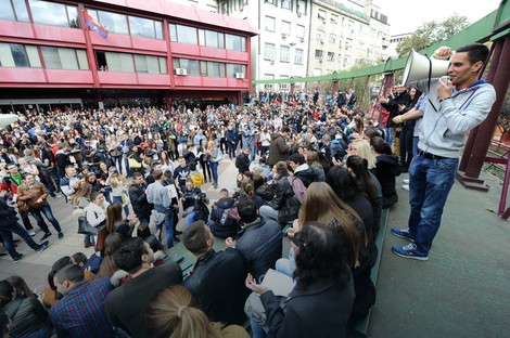 Studenti ispred Filozofskog fakulteta u Beogradu