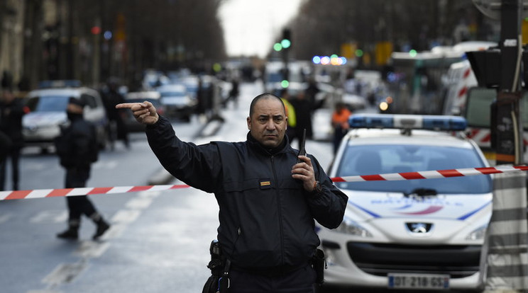 Párizsban rendőröket támadott meg a terrorista / Fotó: AFP