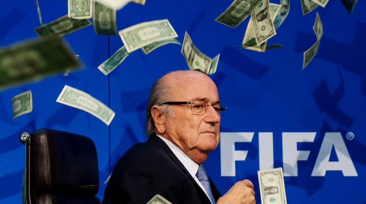 Egy sajtótájékoztatón a korruptságára utalva hamis pénzjegyekkel dobálták meg /Fotó: Europress Getty Images