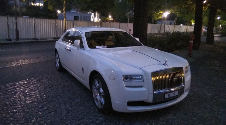 A férfi a bicikliútra parkolt
a Rolls Royce-szal / Fotó: Olvasóriporter