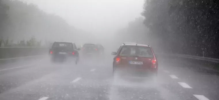 Jak jeździć, kiedy pada deszcz i jest mgła? Ważne porady dla kierowców
