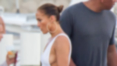 Jennifer Lopez w mocno wyciętym kostiumie kąpielowym i kusych szortach. Seksowna?