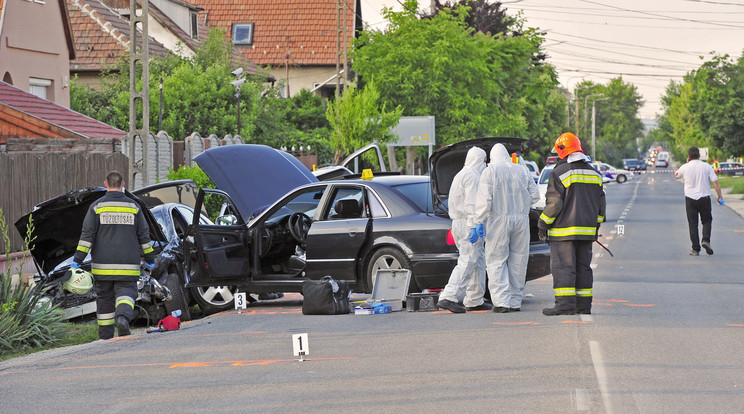 Az árokban lévő Mercit az Audi szorította le, majd előkerültek a fegyverek /Fotó: Blikk