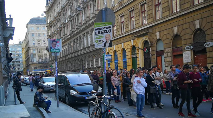 Van, aki két órája sorban áll a VI. kerületi Eötvös utcában, hogy szavazhasson / Fotó: Blikk