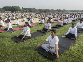 Indyjski rząd aktywnie zachęca swoich obywateli do praktyki jogi. Na zdjęciu: masowa sesja jogi w Kalkucie, 21.06.2018
